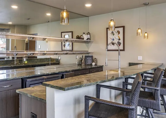 Landing At Yacht Harbor Club - 1 Bedroom In Hayden Island Neighborhood Network