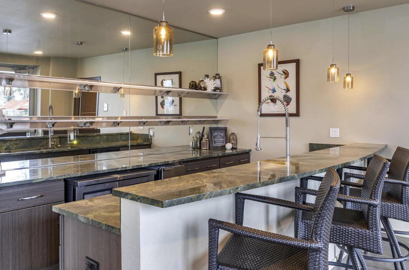 Apartment Landing At Yacht Harbor Club - 1 Bedroom In Hayden Island Neighborhood Network